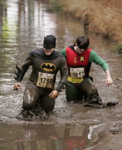 Batman e Robin alla maratona del fango dell'Hampshire