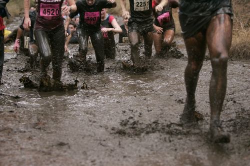 Un momento della maratona del fango