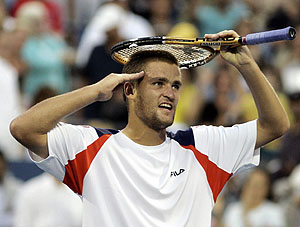 Il tennista russo Youzhny si ferisce a racchettate